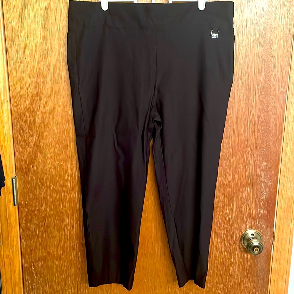 Black capri pants